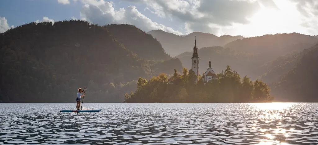 Remar en el lago Bled