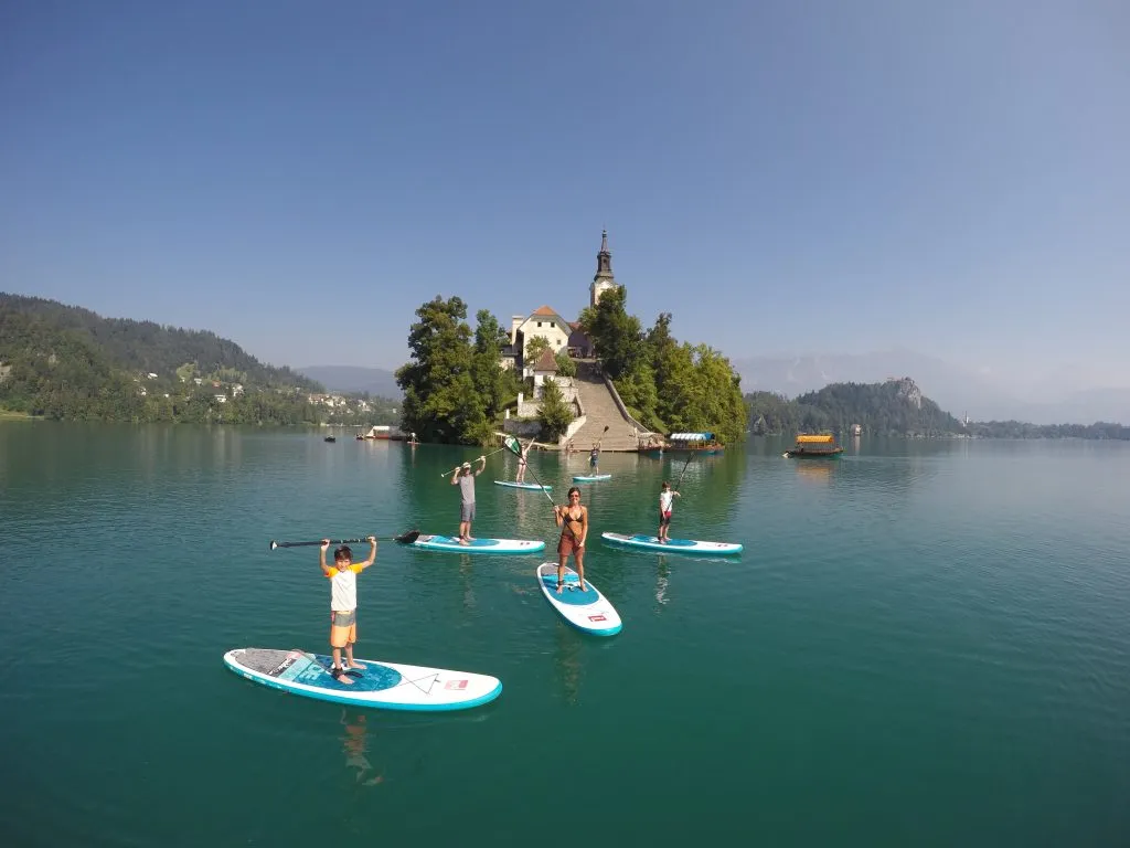Gelukkige SUP groep op het meer van Bled